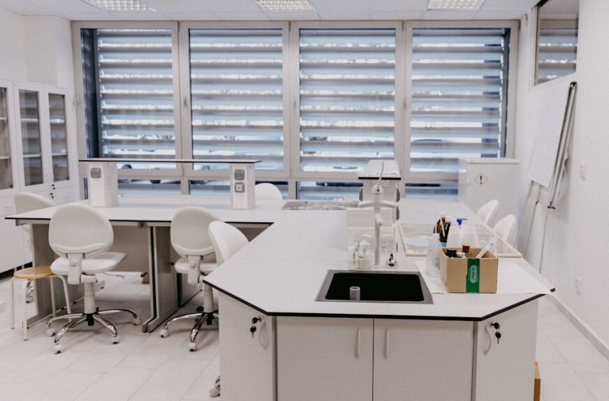 Probówki wirówkowe typu Falcon – dlaczego są niezastąpione w pracy laboratoryjnej?