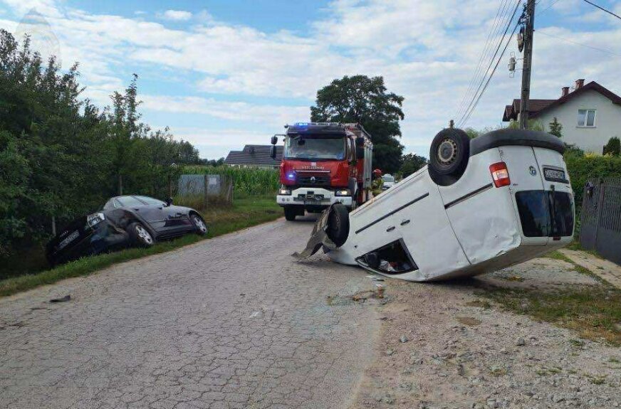 Uderzył w zaparkowane auto i dachował. Nie chciał dmuchnąć w alkomat