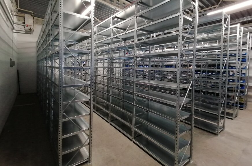 Jak zaplanować przestrzeń użytkową? Regały metalowe i stoły jako klucz do porządku