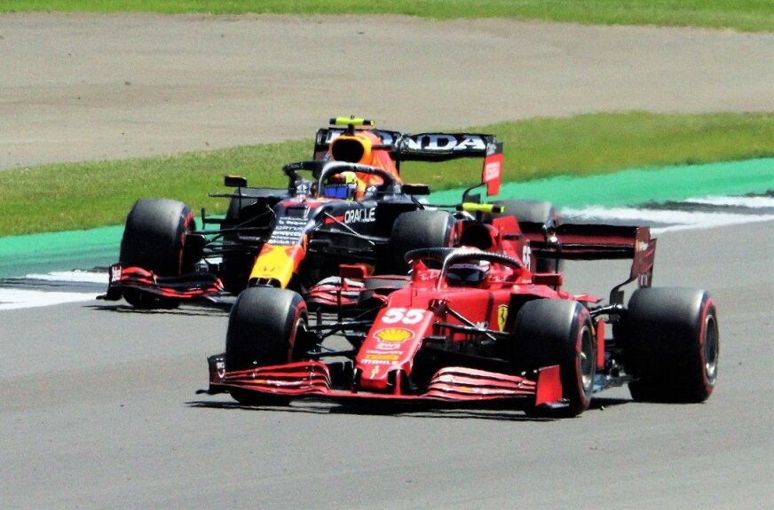 Sezon 2025 Formuły 1 to prawdziwy festiwal adrenaliny dla kibiców. Od Australii po Abu Zabi, przez USA i Bliski Wschód – aż 24 wyścigi, w tym sześć z sprintami kwalifikacyjnymi.