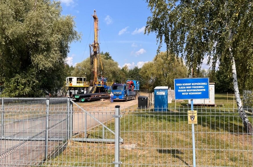 Porażenie prądem przy stacji transformatorowej. W Skierniewicach zginął pracownik, drugi walczy o życie.