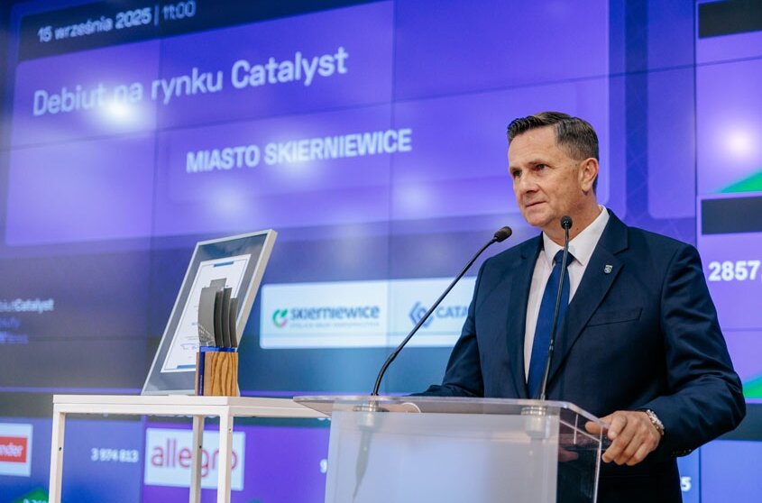 15 września 2025 roku na rynku Catalyst zadebiutowały obligacje komunalne Miasta Skierniewice. Samorząd wprowadził do obrotu osiem serii papierów dłużnych o łącznej wartości 110 mln zł. Agentem emisji jest PKO Bank Polski.