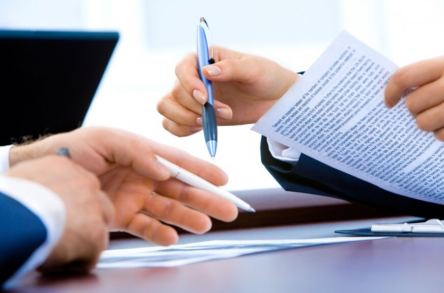 Outsourcing rekrutacji IT czy własny HR? 5 czynników, które pomogą Ci wybrać
