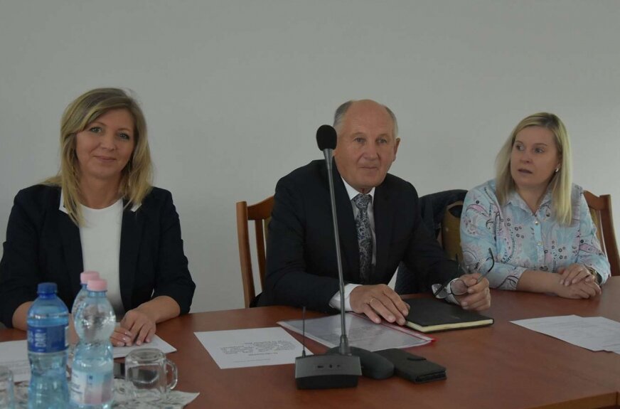 W Nowym Kawęczynie ruszają przygotowania do dwóch strategicznych inwestycji – rozbudowy oczyszczalni ścieków i utworzenia terenów zieleni. Oba projekty otrzymały wsparcie z WFOŚiGW w Łodzi. - Jeszcze w tym roku ogłosimy przetarg na przebudowę oczyszczalni w Nowym Dworze - zapowiada Włodzimierz Ciok, wójt gminy.