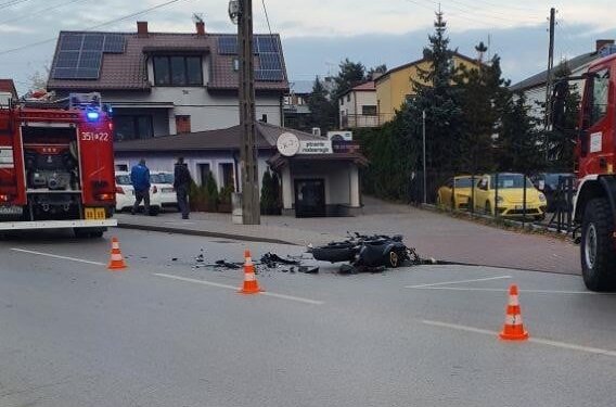 Wypadek osobówki i motocykla. Motocyklista w szpitalu