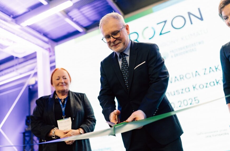 Procesy wykorzystywane w zakładzie wraz z istniejącą siecią odzysku i regeneracji czynników, pozwalają zmniejszyć emisję CO2 o prawie 400 tys. ton rocznie, co odpowiada pochłanianiu CO2 przez 83 tys. ha lasów.