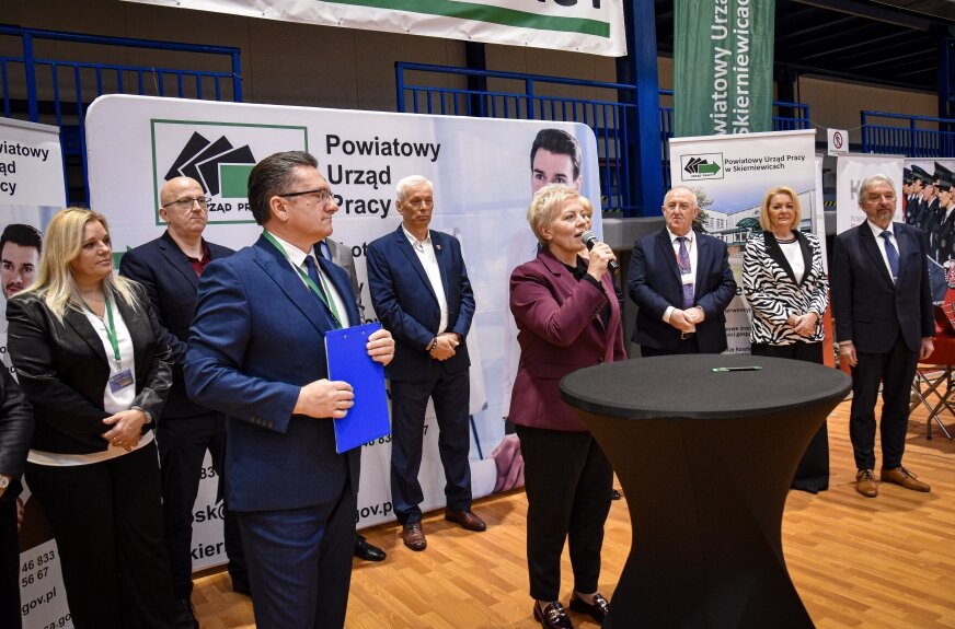 Sytuacja młodych absolwentów – zwłaszcza kierunków takich jak pedagogika, administracja, zarządzanie czy marketing – nie jest łatwa. Z analiz systemu ELA (Ekonomiczne Losy Absolwentów) wynika, że to właśnie te grupy mają najdłuższy średni czas poszukiwania zatrudnienia.