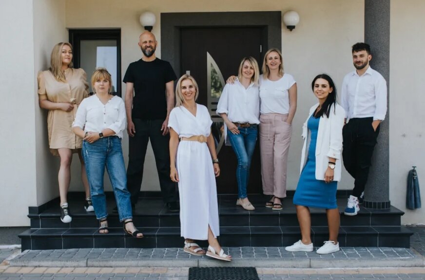 W Ośrodku Psychoterapii Revenu w Białymstoku młodzi ludzie odnajdują spokój, zrozumienie i siłę, by zawalczyć o siebie. To przestrzeń, w której terapeuci z empatią i profesjonalizmem pomagają w leczeniu uzależnień oraz zaburzeń emocjonalnych u młodzieży i młodych dorosłych (16–26 lat).
„Praca z młodzieżą wymaga cierpliwości i autentyczności. W Revenu stawiamy na relację, bo tylko wtedy leczenie ma trwały efekt” – mówi Joanna Szmurło, dyrektor ośrodka. Na zdj. zespół ośrodka.