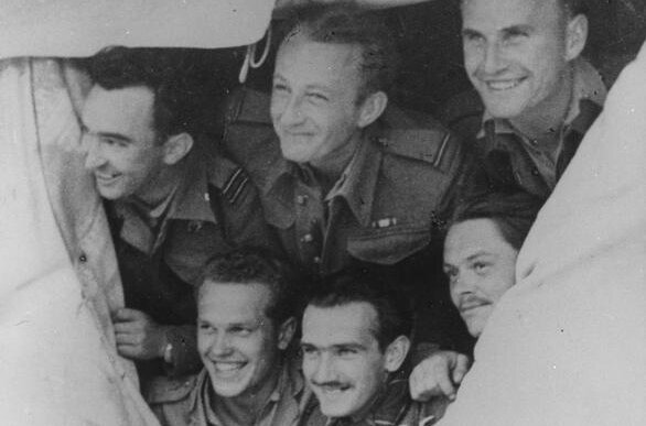 Piloci Polskiego Zespołu Myśliwskiego – Bohdan Arct pośrodku w górnym rzędzie. 