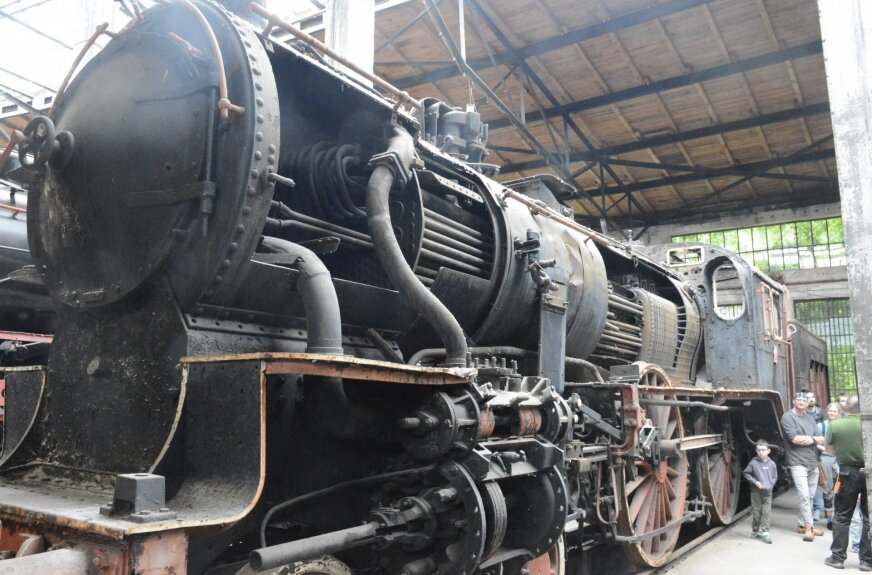 Polskie Stowarzyszenie Miłośników Kolei w 2025 roku kontynuuje rewitalizację zabytkowego kompleksu Parowozowni w Skierniewicach, jednego z najcenniejszych obiektów wpisanych do rejestru zabytków w regionie. Obszar parowozowni to ponad 4 hektary, zdominowany przez imponującą halę wachlarzową o dachu o powierzchni około pół hektara.