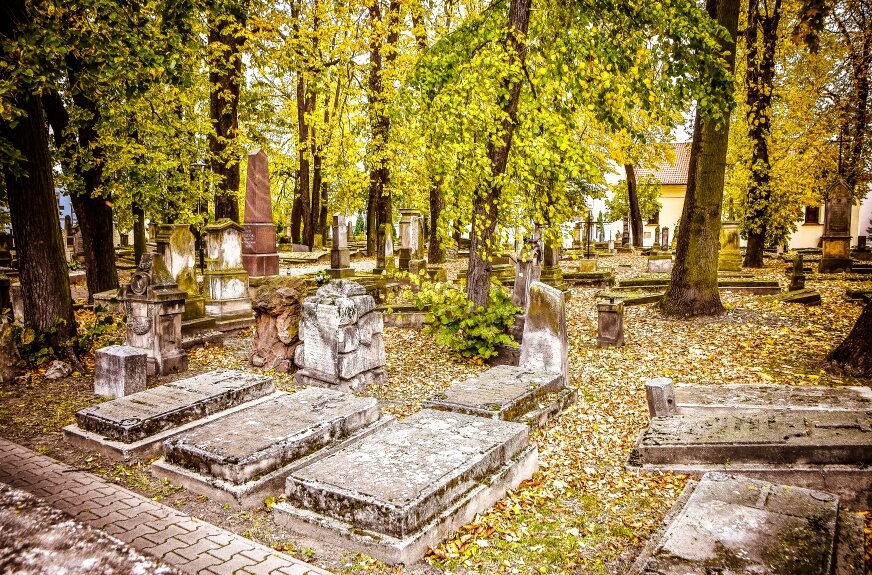 W 2002 roku kościół parafialny przy ul. Rawskiej został decyzją biskupa łowickiego ustanowiony Sanktuarium Świętego Stanisława – biskupa, męczennika i patrona Polski.
To miejsce, w którym modlitwa splata się z pamięcią, a historia wciąż przemawia przez kamień.