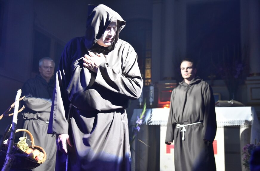 Jesienią 2022 roku na cmentarzu w Skierniewicach odbyło się wyjątkowe wydarzenie – w zabytkowej kaplicy św. Stanisława, przy najstarszej miejskiej nekropolii, aktorzy-amatozy wystawili „Dziady. Część II” Adama Mickiewicza. Zjawy schodzące z chóru, snujący się dym i przejmująca muzyka stworzyły niepowtarzalny, zaduszkowy klimat – na granicy teatru, misterium i pamięci o zmarłych.