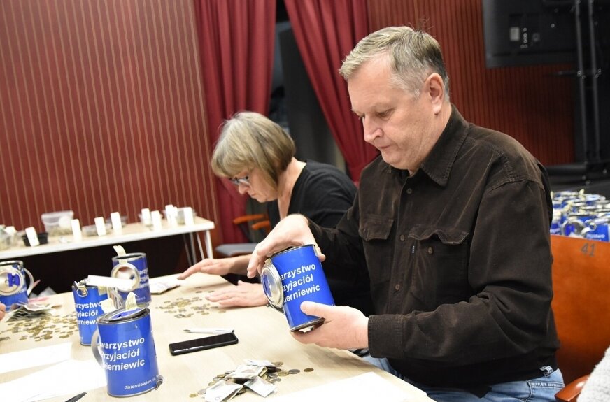 Po każdej kweście członkowie TPS decydują, które pomniki zostaną w danym roku objęte pracami konserwatorskimi. W efekcie trwającej od 25 lat inicjatywy udało się uratować dziesiątki zabytkowych nagrobków, które dziś ponownie stanowią ozdobę skierniewickich cmentarzy. Robert Stępowski, prezesem Stowarzyszenia Przyjaciół Skierniewic jest od 2016 roku. (fot. arch.red.).  