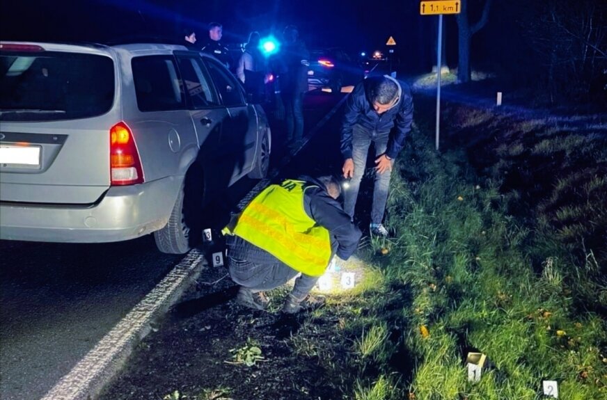 Uciekali przed policją, wyrzucając łupy przez okno auta