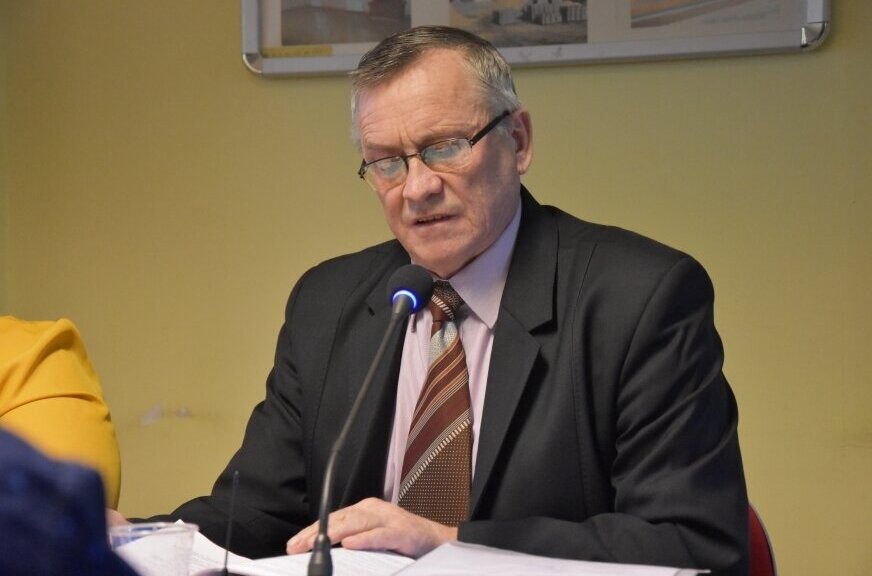 Po uchwalonych w październiku zmianach miesięczny ryczałt przysługujący Zbigniewowi Biernatowi wzrośnie do 2 254,67 zł. To aktualna maksymalna kwota, jaką co miesiąc może odbierać radny w gminie poniżej 15 tys. mieszkańców.  