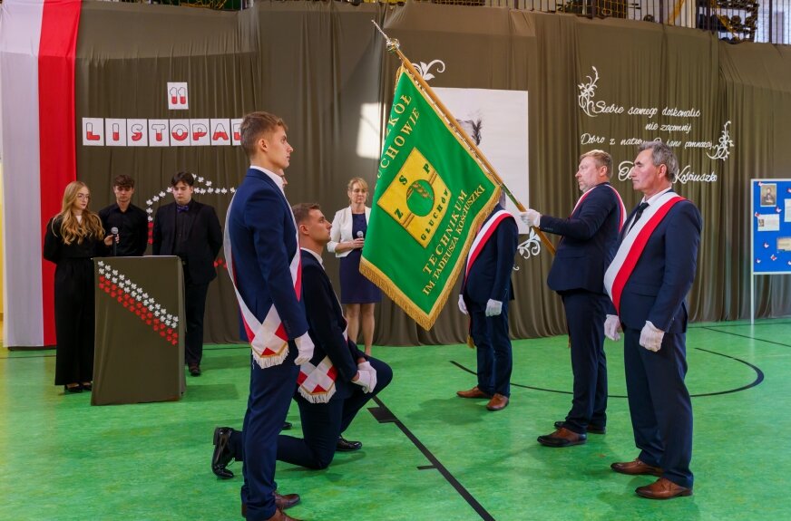 Podczas uroczystości przekazano szkole nowy sztandar ufundowany przez radę rodziców.  