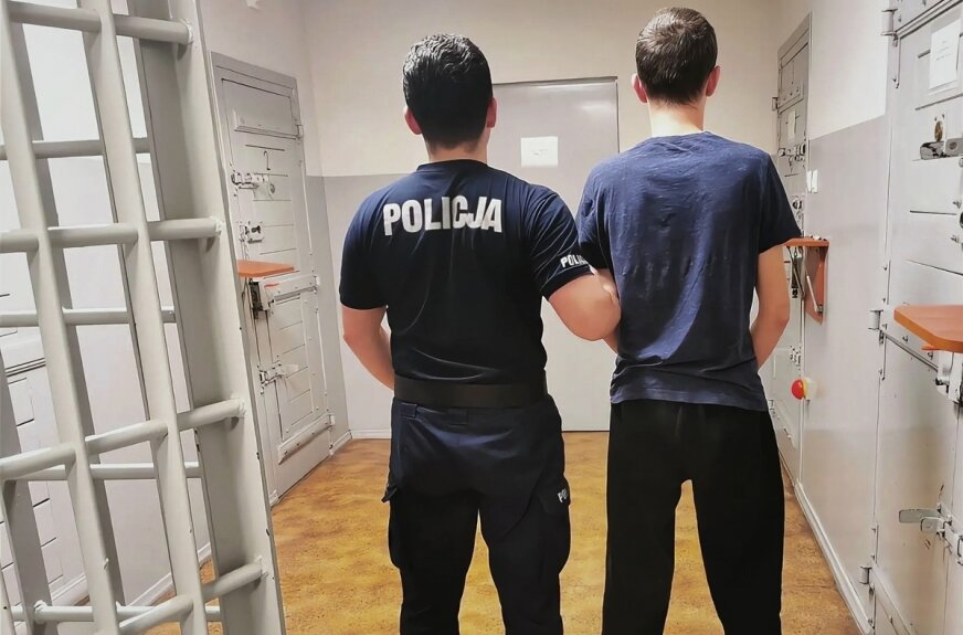 Ledwo stał na nogach, ale prowadził auto. Pijany kierowca wjechał do rowu