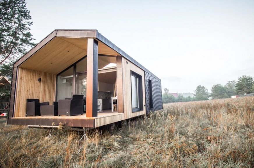 Letniskowo.pl oferuje modele o różnych metrażach, co pozwala dopasować dom zarówno do niewielkiej działki rekreacyjnej, jak i do potrzeb większej rodziny. 