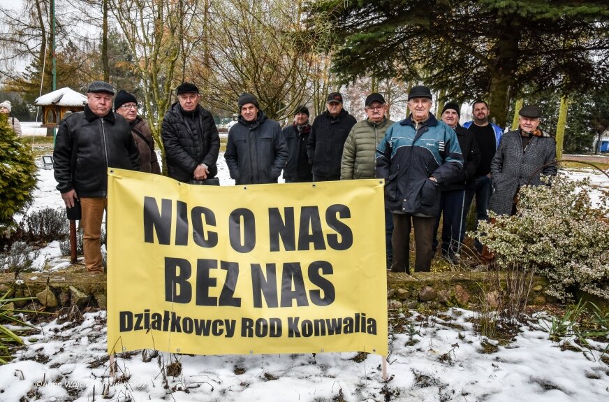 Przez cztery lata ogród działkowy pod Skierniewicami był poligonem prawnej walki między działkowcami a strukturą, która – jak orzekł sąd – bezprawnie przejęła nad nim kontrolę. Teraz, gdy mandaty delegatów zostały przywrócone, działkowcy domagają się rozliczenia milionowych wydatków i odpowiedzi, gdzie podziały się pieniądze sprzed czterech lat. fot. Anna Wójcik-Brzezińska 