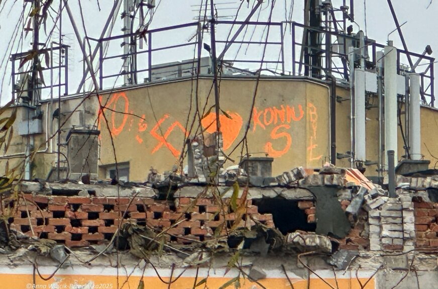 Swastyka nad miastem. Prawo jest surowe, mur wciąż „mówi”