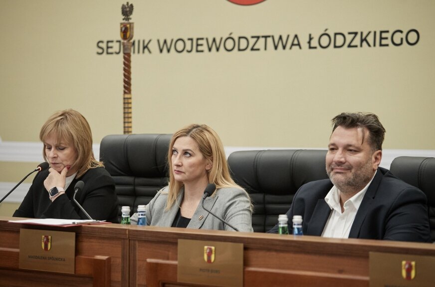 W uchwale sejmiku zarysowano argumenty, które mają przemawiać za Łodzią. Miasto położone jest w centralnej części kraju, w pobliżu wielu podmiotów polskiego sektora kosmicznego, od Creotechu i ICEYE po CBK PAN oraz instytucje rządowe. Dobre połączenia komunikacyjne, w tym szybka linia kolejowa do Warszawy i planowany CPK, wpisują się w model lokalizacji dotychczasowych centrów ESA, tradycyjnie powstających blisko stolic i głównych węzłów transportowych. 