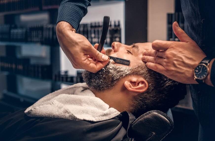 Jak wybrać profesjonalny sprzęt fryzjerski, który odmieni Twój salon?