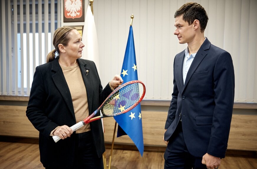 Podczas spotkania Kamil Majchrzak przekazał Marszałek Joannie Skrzydlewskiej rakietę, którą miał podczas tegorocznego Wimbledonu. Zostanie ona przekazana na aukcję charytatywną Wielkiej Orkiestry Świątecznej Pomocy.  