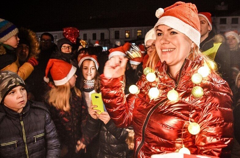 Tegoroczny Marsz Mikołajów, po raz pierwszy poprowadzony środkiem głównych ulic, staje się najbardziej wyrazistym gestem inaugurującym świąteczny sezon. Miasto proponuje program, który łączy tradycję, lokalność i powściągliwość w formie. 