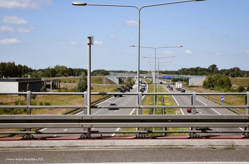 Generalna Dyrekcja Dróg Krajowych i Autostrad otworzyła oferty w przetargu na rozbudowę A2 między Łodzią a Warszawą. To inwestycja prowadzona pod pełnym ruchem, która ma nie tylko zwiększyć przepustowość trasy, ale też wyznaczyć nowy standard w energetycznym zasilaniu infrastruktury. 