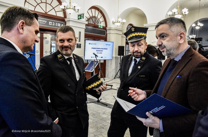 PKP S.A. przebudowały dworzec kolejowy w Skierniewicach. Koszt inwestycji przekroczył 45 mln zł i – jak podkreśla inwestor – ma dostosować XIX-wieczny obiekt do współczesnych standardów obsługi pasażerów. 