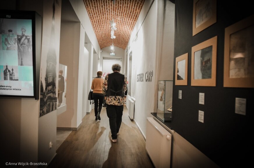 Czy można wyobrazić sobie większy sukces dla artysty niż być uhonorowanym w mieście, w którym się urodził? Po tylu latach zapomnienia i anonimowości w 2022 roku w Paryżu, a teraz muzeum w Skierniewicach, oddają hołd artystce, o której krytyk  Chil Aronson, pisał jako „jako jedną z najbardziej utalentowanych malarek École de Paris” – mówi Pascale Samuel, kustosz sztuki nowoczesnej i współczesnej w Muzeum Sztuki Historii Judaizmu w Paryżu. W 2024 roku w Muzeum Historycznym Skierniewic odbył się wernisaż wystawy pt. „Estera Karp”, dziś MHS kupuje kilkadziesiąt prac artystki.
 