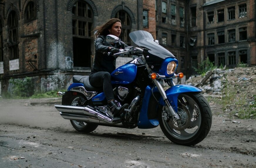 Sezon na dwóch kółkach w Skierniewicach: jak wybrać damską kurtkę motocyklową