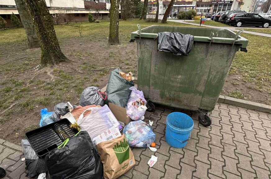 Aktualna umowa ze spółką EkoRegion to kontrakt o wysokiej wartości, oparty na precyzyjnie opisanym standardzie, który nie tylko wyznacza częstotliwość odbioru poszczególnych frakcji, lecz także określa obowiązki wykonawcy w zakresie utrzymania czystości w miejscu realizacji usługi.  