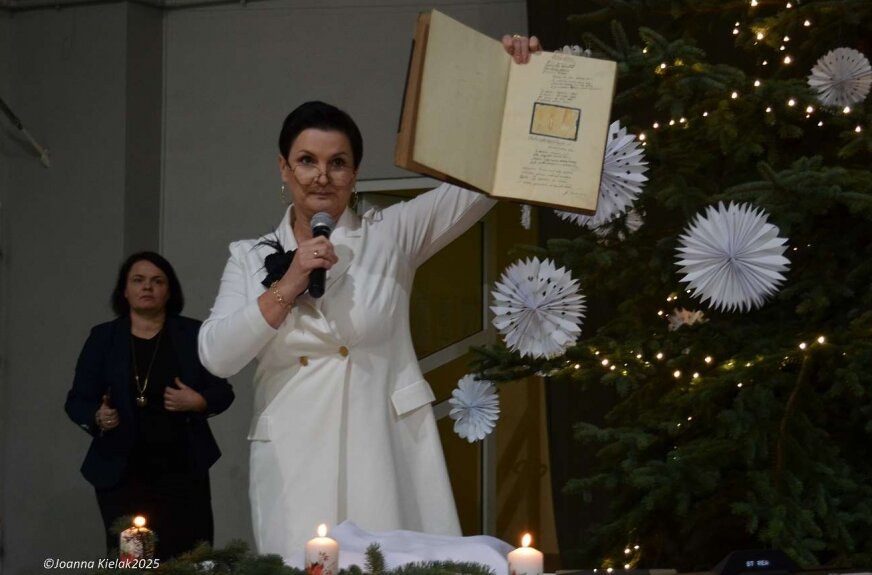 Podczas wigilijnego spotkania Dorota Skorzycka, prezes oddziału regionalnego Towarzystwa Uniwersytetów Ludowych, zaprezentowała gościom najnowszy nabytek stowarzyszenia - księgę protokołów głuchowskiego uniwersytetu ludowego z 1938 roku.  