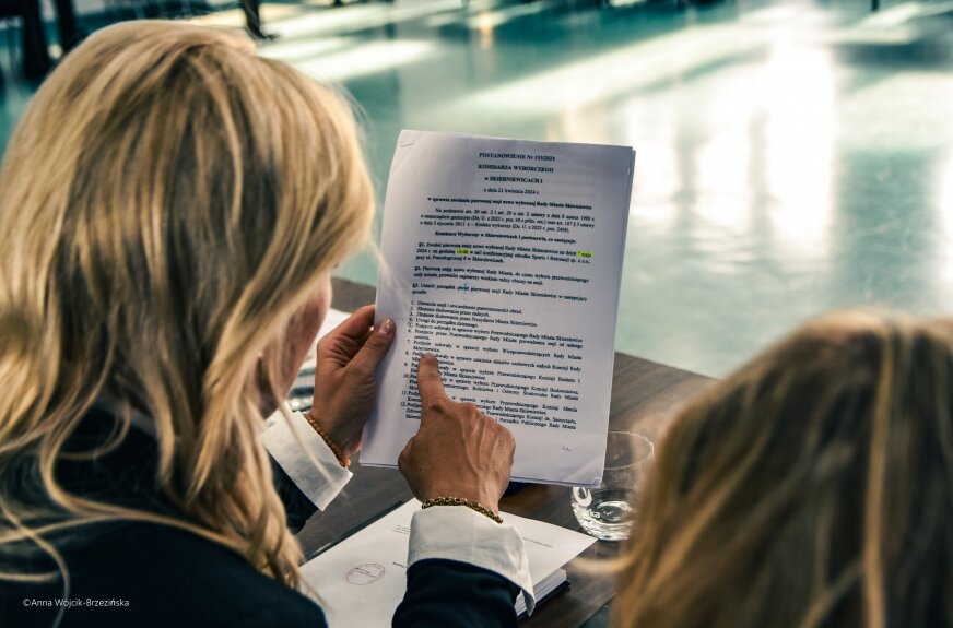 Skierniewice nie będą dochodzić należności cywilnoprawnych poniżej 100 zł.
Taką uchwałę rada miasta przyjęła jednogłośnie w czwartek, 29 stycznia. Decyzja zapadła po dyskusji, w której radni i urzędnicy wskazywali na rosnące koszty administracyjne związane z egzekwowaniem „groszowych” długów.  