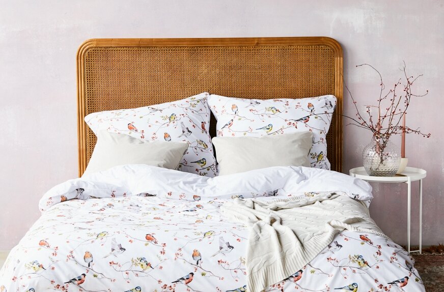 Materiał, jakość wykonania i estetyka – te trzy elementy decydują o tym, czy pościel spełni swoją funkcję przez długi czas. Rynek oferuje dziś ogromny wybór kompletów, jednak tylko świadomy wybór gwarantuje komfort snu i trwałość użytkowania. 