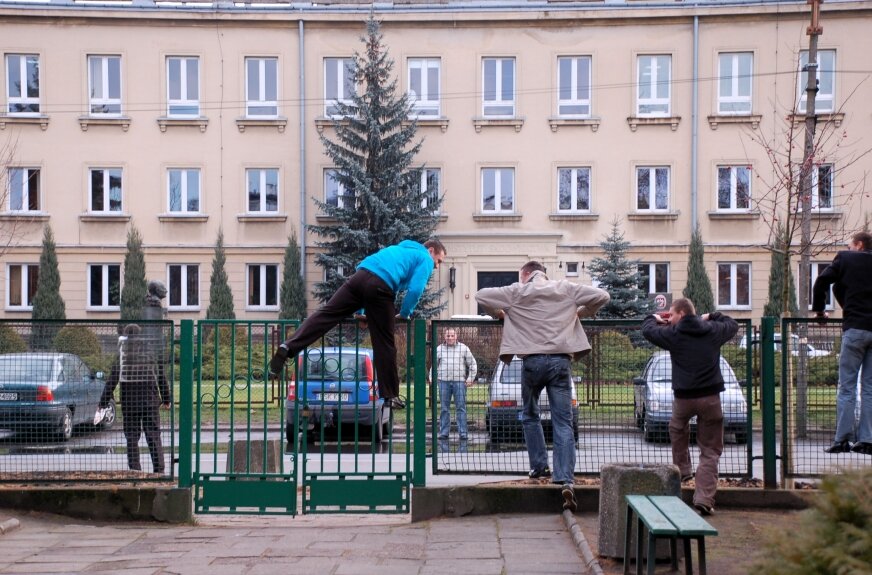 Karta Nauczyciela zobowiązuje gminy do wyodrębniania środków na dokształcanie i doskonalenie nauczycieli oraz do racjonalnego ich podziału. W skierniewickim budżecie na 2026 r. środki na oświatę i wychowanie stanowią istotną część wydatków miasta, a pozycja „doskonalenie nauczycieli” pojawia się jako odrębny fragment planu finansowego. 