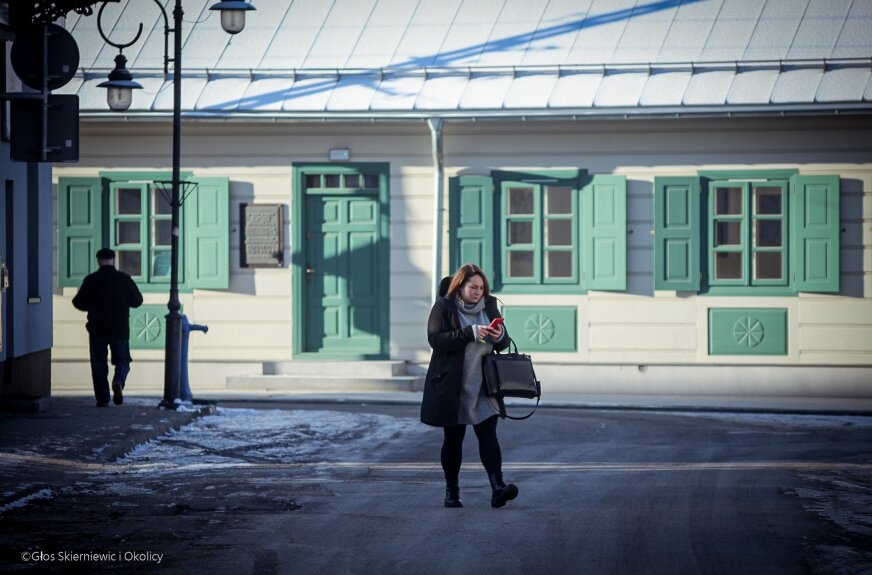 Autorzy programu nie mają wątpliwości: Skierniewice to nie przypadkowy punkt na mapie regionu, lecz historyczny ośrodek o randze regionalnej, z czytelnym układem urbanistycznym i wyraźną osią rozwoju wyznaczoną przez kolej. To miasto, którego tożsamość zapisana jest w przestrzeni – od Pałacu Prymasowskiego, przez dworzec Kolei Warszawsko-Wiedeńskiej, po sieć ulic łączących dawny rynek z zapleczem kolejowym. 