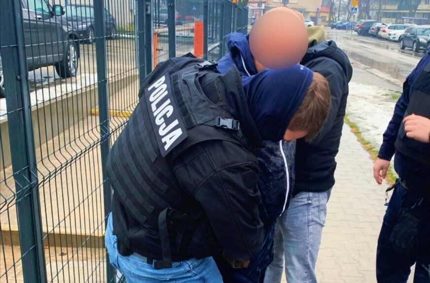 Kominiarka, pałka i przedmiot przypominający broń. Niebezpieczna sytuacja w sklepie