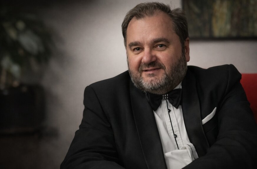 Sławomir Trochonowicz to nie tylko dyrektor Samorządowej Szkoły Muzycznej II stopnia w Skierniewicach; to pedagog z wieloletnim dorobkiem, który przez dekady kształcił młodych muzyków niemal we wszystkich specjalnościach instrumentów klasycznych i rytmicznych 