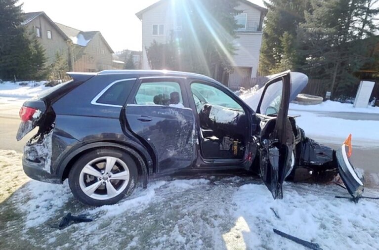 Audi najpierw staranowało kilka zaparkowanych samochodów, a następnie doprowadziło do czołowego zderzenia z autem jadącym z naprzeciwka. 