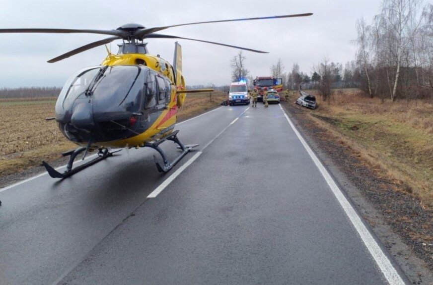 Niebezpieczne zderzenie z łosiem. Dach zerwany, kierowca w szpitalu