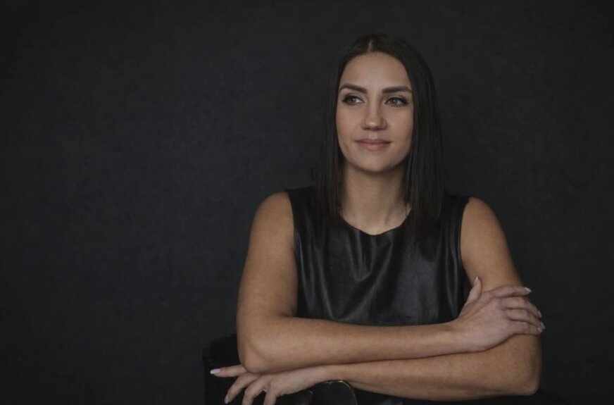 Aleksandra nie kokietuje, mówi o emancypacji od przymusu „bycia świetną” – jednego z najbardziej podstępnych współczesnych nakazów. Jeśli „Ślady” rzeczywiście prowadzą widza przez takie napięcia – między pamięcią a teraźniejszością, między rolą a człowiekiem, między elegancją a raną, która czasem wychodzi spod podkładu – to będzie to wystawa nie tylko do oglądania. Raczej do rozpoznawania.
A może do tego, by pozwolić sobie na własny ślad: nieidealny, ale prawdziwy.
 