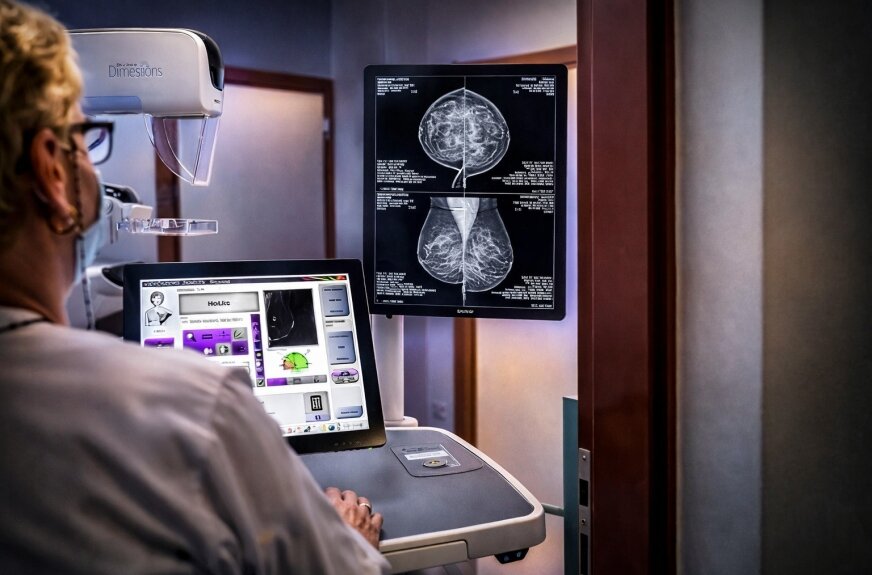 Kwiatki zwiędną. Mammografia zostaje – marzec z mammobusem w Skierniewicach i okolicy