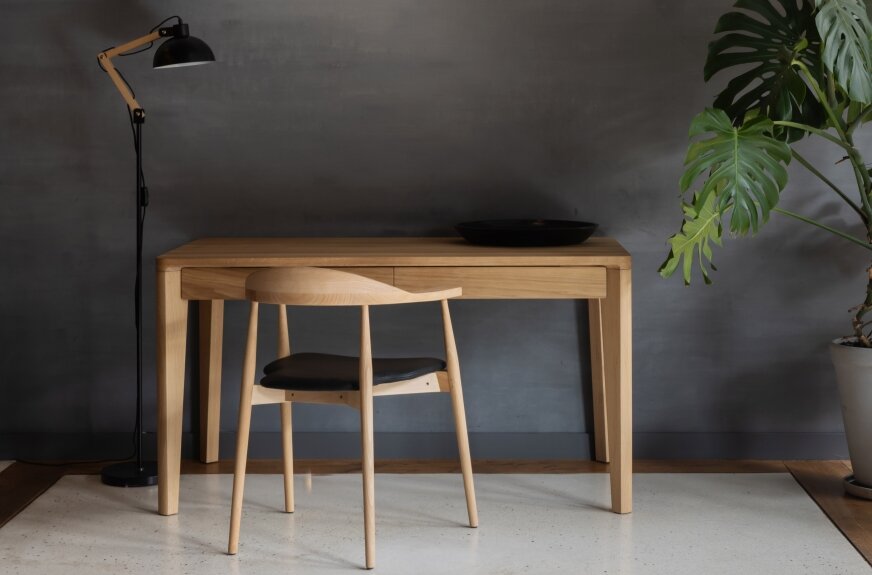 Biurka drewniane – funkcjonalność i naturalny styl w domowej przestrzeni pracy