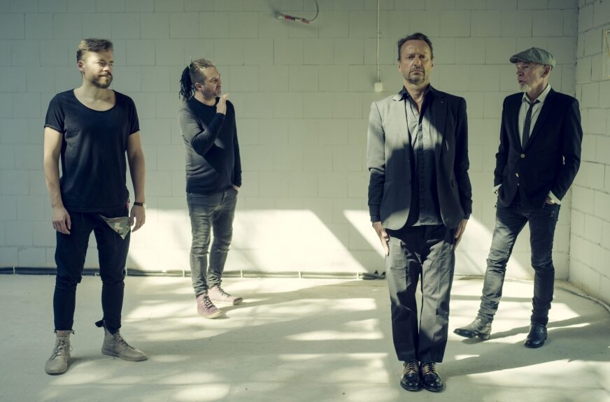 Skierniewicki koncert Voo Voo to spotkanie z zespołem, który po latach wciąż nie odcina kuponów od własnej historii, lecz dopisuje do niej nowy rozdział. W muzyce „popularnej” zdarza się to rzadziej, niż chcielibyśmy przyznać. f(ot. dystrybutor) 