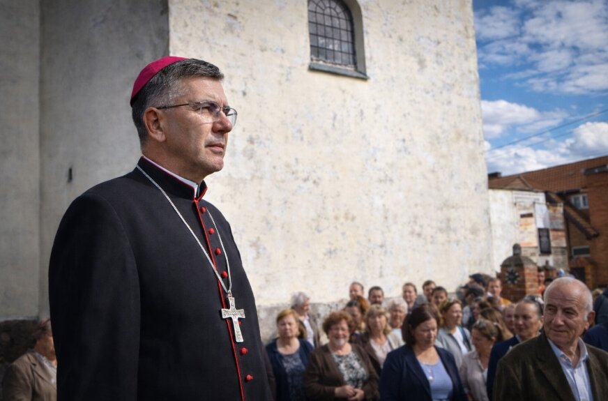 Pierwszy synod diecezji łowickiej budował ramy młodego Kościoła lokalnego. Drugi zaczyna się w chwili, gdy ramy pozostały, ale osłabła ich treść: mniej wiernych w ławkach, mniej powołań, słabsza religijna praktyka i wciąż nierozliczona przeszłość. W Łowiczu stawką synodu nie będzie dziś wyłącznie odnowa duszpasterska, lecz odpowiedź na pytanie, czy Kościół potrafi odzyskać wiarygodność. 