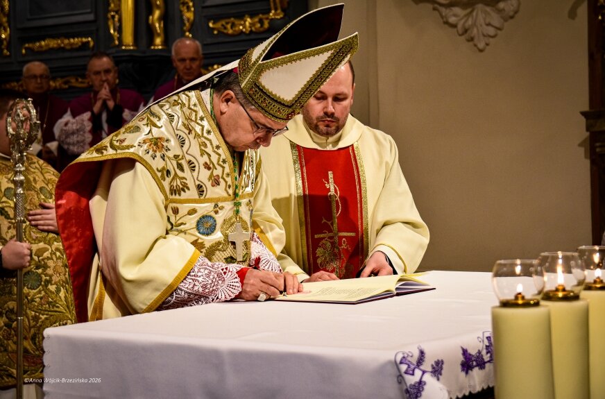 Bp Wojciech Osial nie zaczął synodu od katalogu reform ani od rozrachunku z przeszłością. Zaczął go od słowa „oto jestem”, od idei słuchania i od wezwania do współodpowiedzialności. 