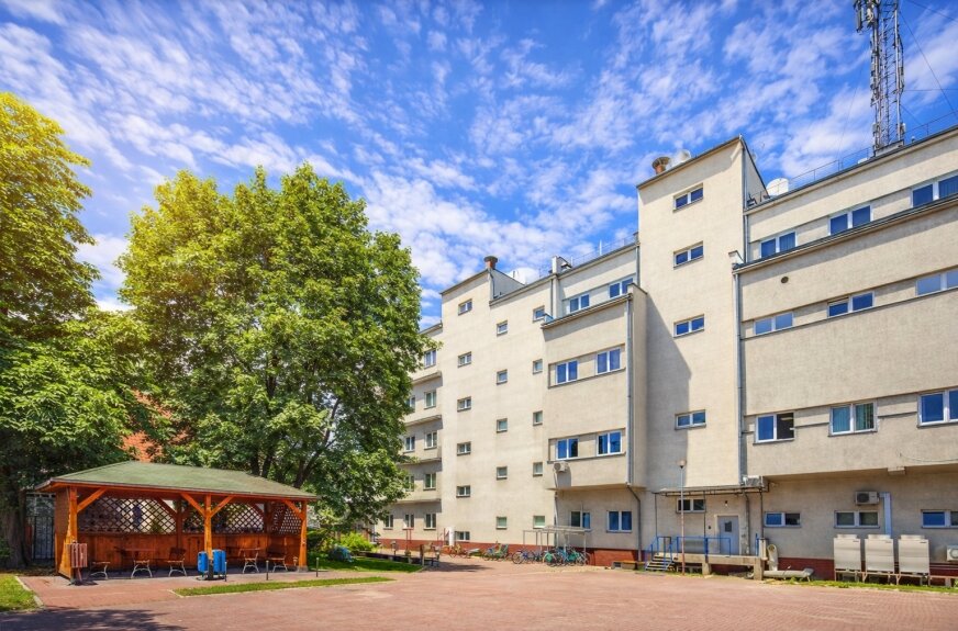 Orange próbuje sprzedać nieruchomość przy ul. Jagiellońskiej 34 w Skierniewicach od wielu lat. W wirtualnej przestrzeni są wzmianki o jej komercjalizacji z 2017 roku. W 2018 roku obiekt był w ofercie sprzedaży z ceną 4,6 mln zł netto. Tę samą wycenę Orange komunikowało ponownie we wrześniu 2022 roku, a identyczna cena widnieje także w aktualnym ogłoszeniu z 2026 r. 