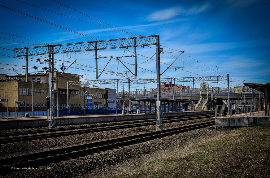 Nowe parkingi mają powstać po obu stronach torów. Od strony ul. Dworcowej zaplanowano 30 miejsc, a przy ul. Bielańskiej dwa parkingi po 120 miejsc każdy. Łącznie przewidziano także 10 stanowisk dla osób z niepełnosprawnościami, oświetlenie LED, stojaki rowerowe i dojścia do peronów. Jeden z parkingów przy ul. Bielańskiej ma mieć bezpośrednie wejście na peron. 